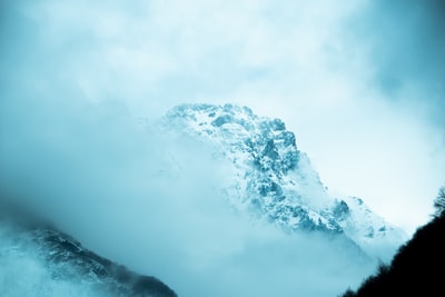 大雾覆盖的雪山景观摄影